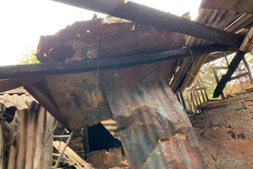 Casal de idosos tem casa destruída em incêndio — foto 3 de 5