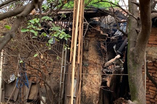 Casal de idosos tem casa destruída em incêndio — foto 4 de 5