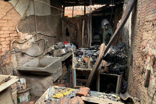 Casal de idosos tem casa destruída em incêndio — foto 5 de 5