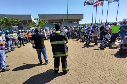 Defesa Civil e  Corpo de Bombeiros participam de simulado — foto 2 de 3