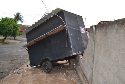 Trailer de lanches é atingido por caminhonete e fica destruído — foto 2 de 8