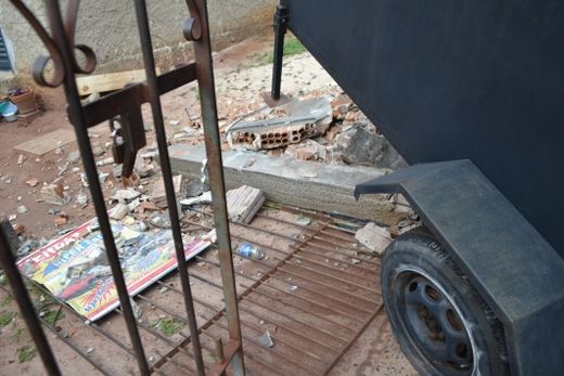Trailer de lanches é atingido por caminhonete e fica destruído — foto 3 de 8