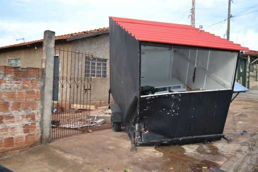 Trailer de lanches é atingido por caminhonete e fica destruído — foto 4 de 8