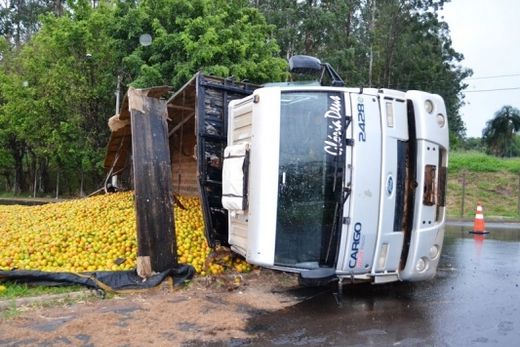 Caminhão com 12 toneladas de laranja tomba no Jd. Morumbi — foto 2 de 2