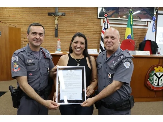 Ana Mondini homenageia policiais militares e civis — foto 1 de 1