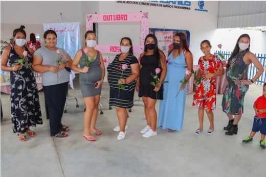 Mulheres recebem diversos serviços de saúde na Praça — foto 2 de 2