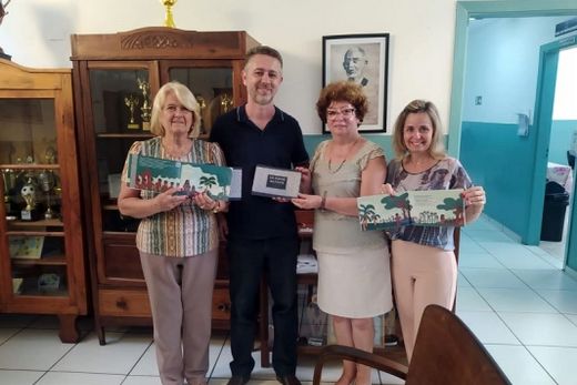 Livro Os Povos Nativos foi enviado para vários locais — foto 2 de 4