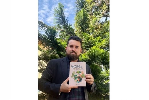 Padre Luiz Sleutjes lança primeiro livro — foto 2 de 2