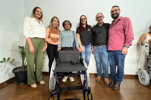 Prefeitura entrega cadeiras de rodas adaptadas à comunidade — foto 2 de 2