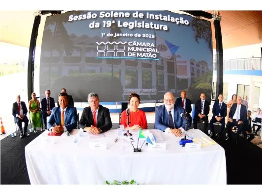 Prefeito, vice e vereadores eleitos são empossados — foto 1 de 3
