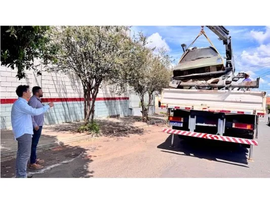 Veículos abandonados nas ruas já são recolhidos — foto 1 de 1