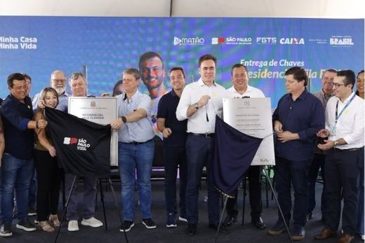 Solenidade marca entrega de 697 moradias populares — foto 2 de 2