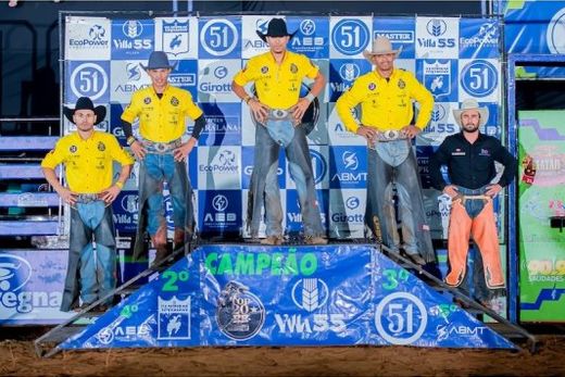 Anderson Alves vence montarias em touros no Matão Rodeo Music — foto 2 de 3