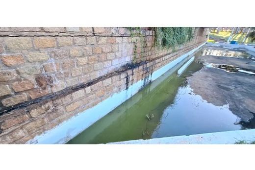 Vazamento no lago do Parque Ecológico leva à interdição de praça e rua — foto 2 de 3