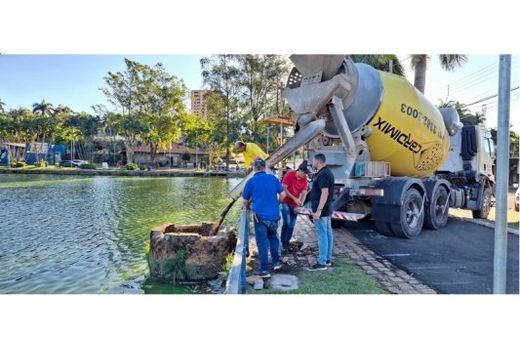 Vazamento no lago do Parque Ecológico leva à interdição de praça e rua — foto 3 de 3