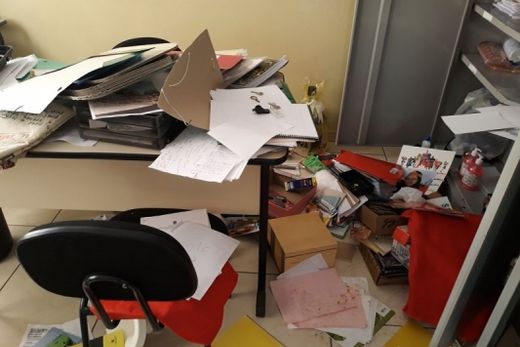 Indivíduos invadem escola no Nova Cidade — foto 2 de 2