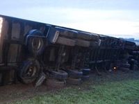 Carreta tomba na Rodovia Washington Luís — foto 2 de 7