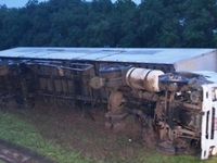 Carreta tomba na Rodovia Washington Luís — foto 4 de 7