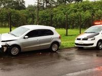 Carro colidido em poste é encontrado na Av. Ludwig Eckes — foto 2 de 3