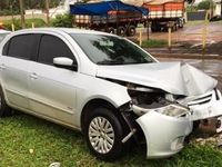 Carro colidido em poste é encontrado na Av. Ludwig Eckes — foto 3 de 3