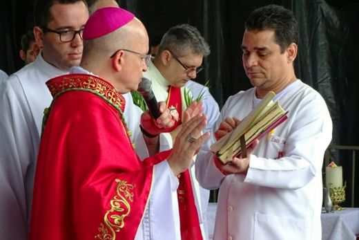 Com chuva, Procissão de Ramos reune 4 mil fiéis — foto 3 de 6
