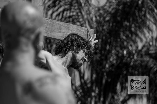 Encenação Paixão de Cristo reúne multidão de fiéis. — foto 3 de 25