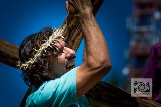 Encenação Paixão de Cristo reúne multidão de fiéis. — foto 4 de 25
