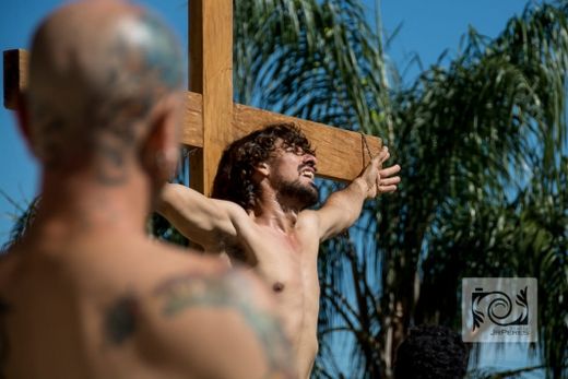 Encenação Paixão de Cristo reúne multidão de fiéis. — foto 6 de 25