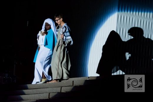 Encenação Paixão de Cristo reúne multidão de fiéis. — foto 7 de 25