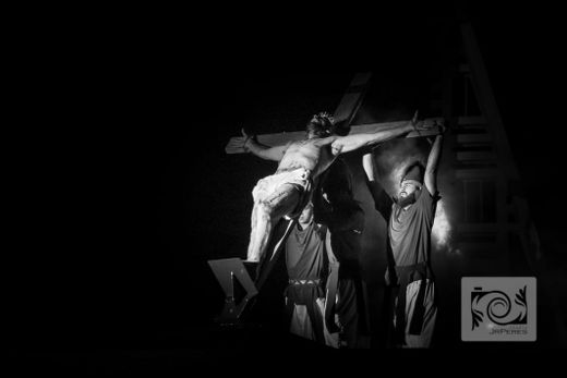 Encenação Paixão de Cristo reúne multidão de fiéis. — foto 8 de 25