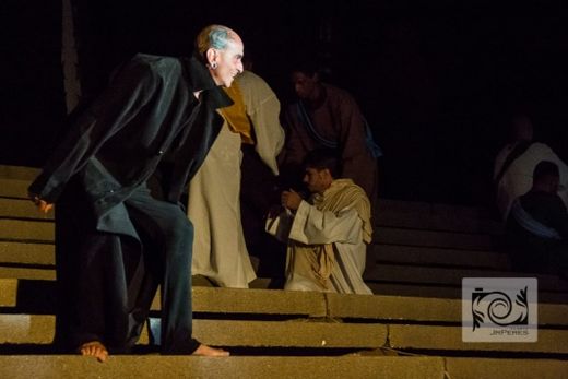 Encenação Paixão de Cristo reúne multidão de fiéis. — foto 10 de 25