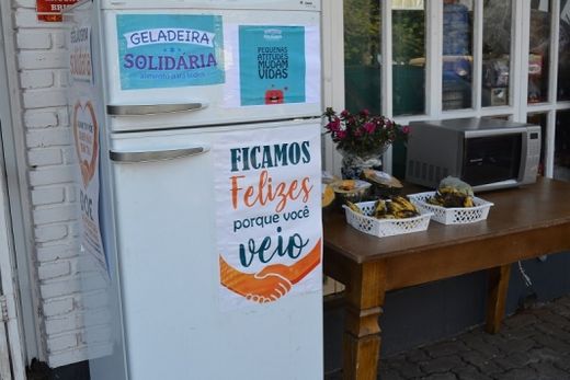 Geladeira Solidária: 'Quem tem põe, quem não tem tira' — foto 2 de 3