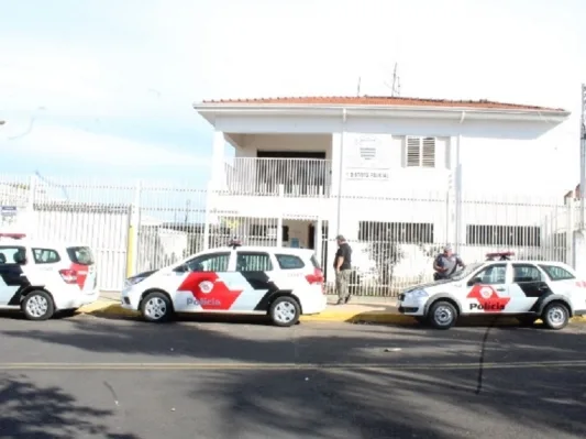 Operação policial tem apreensão de drogas, carro e arma — foto 1 de 3
