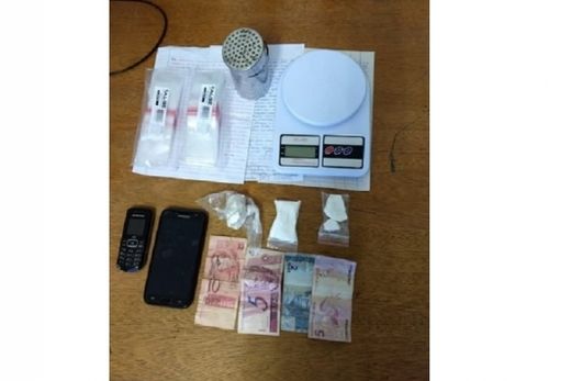 Operação policial tem apreensão de drogas, carro e arma — foto 3 de 3