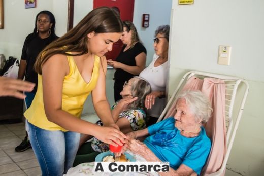 Corte Solidário faz idosos felizes — foto 3 de 13