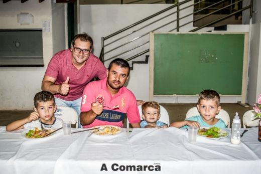 Padre Renato oferece jantar para famílias carentes — foto 2 de 10