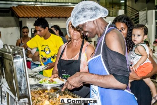 Padre Renato oferece jantar para famílias carentes — foto 3 de 10