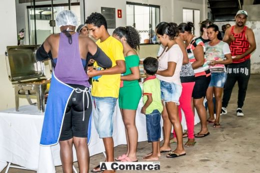 Padre Renato oferece jantar para famílias carentes — foto 4 de 10