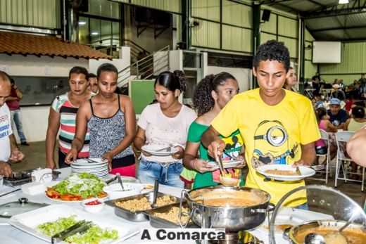 Padre Renato oferece jantar para famílias carentes — foto 5 de 10