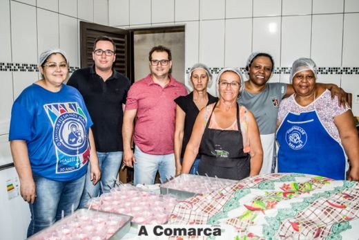 Padre Renato oferece jantar para famílias carentes — foto 7 de 10