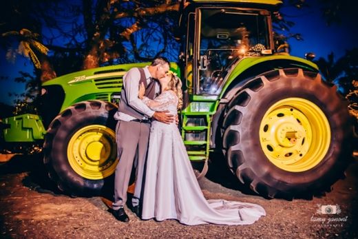Noiva troca carro por trator e realiza sonho de marido — foto 3 de 4