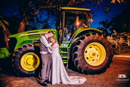 Noiva troca carro por trator e realiza sonho de marido — foto 4 de 4