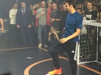 Kaká brinca com a bola durante o evento de lançamento