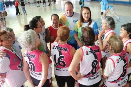 Vôlei master reúne muitos praticantes na cidade — foto 2 de 3