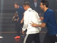 Del Piero, ao fundo, Podolski, de costas, e Kaká jogam no evento de lançamento da Telstar 18